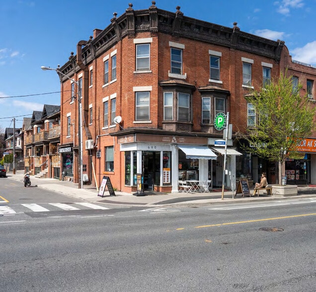 688-690 Bloor St West portfolio of 3 properties for sale on LoopNet.ca - Building Photo - Image 3 of 7