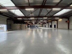 Industrial in Saint-Pierre-du-Perray for lease Interior Photo- Image 1 of 15