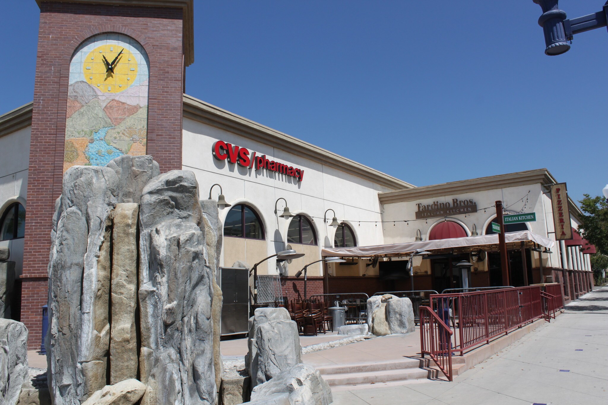 101 W Foothill Blvd, Azusa, CA à louer Photo principale- Image 1 de 9