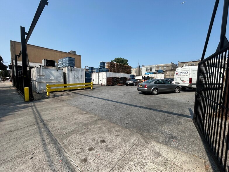 2101 Menahan St, Ridgewood, NY à vendre - Photo du bâtiment - Image 3 de 10