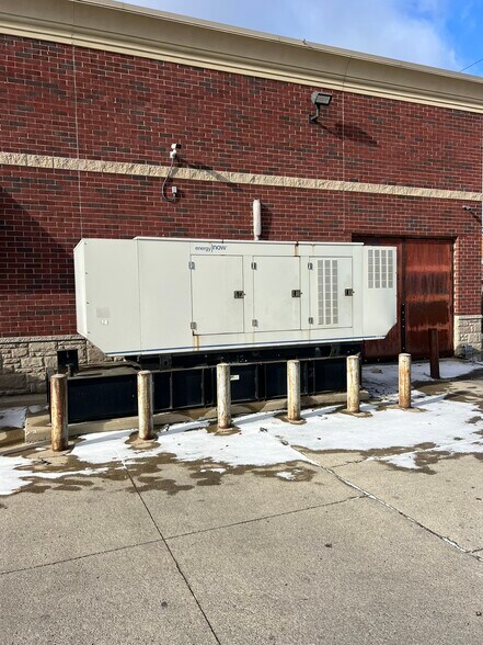 8139 E 7 Mile Rd, Detroit, MI for lease - Building Photo - Image 2 of 7