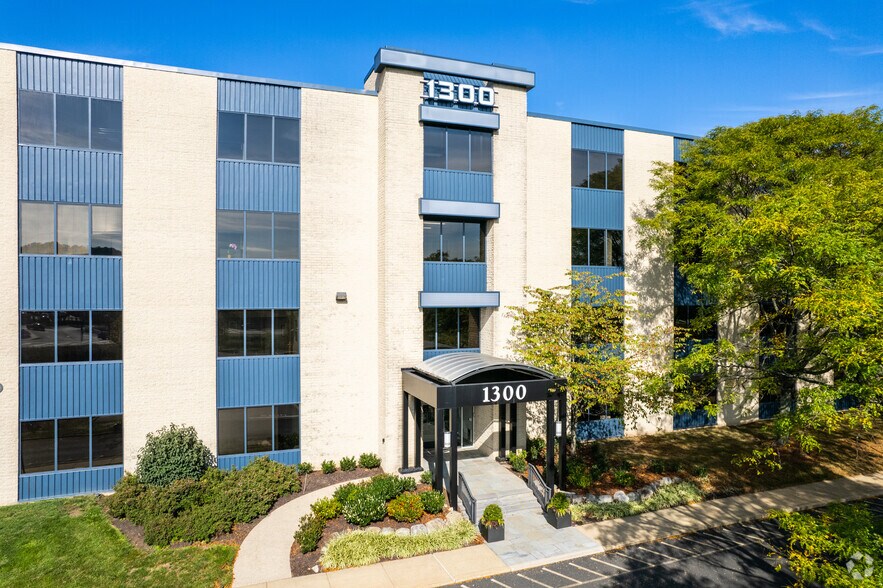 1300 Virginia Dr, Fort Washington, PA à louer - Photo du bâtiment - Image 3 de 9