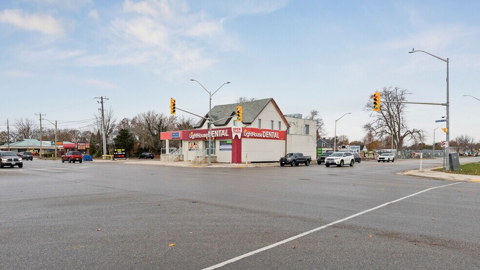 185 Grand Av W, Chatham, ON à vendre - Photo du bâtiment - Image 2 de 10