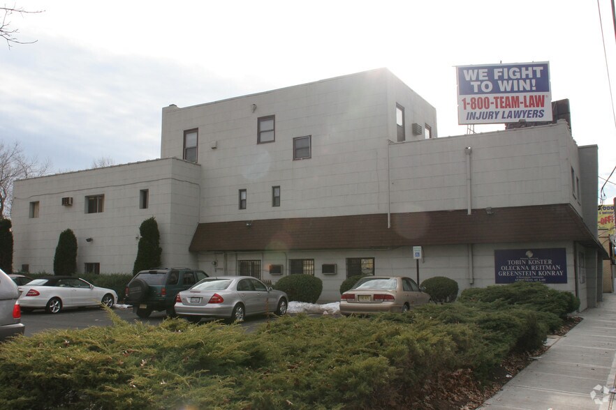 1743 Saint Georges Ave, Rahway, NJ à vendre - Photo du bâtiment - Image 3 de 3