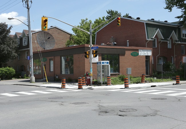 Plus de détails pour 196 Somerset St, Ottawa, ON - Commerce de détail à louer