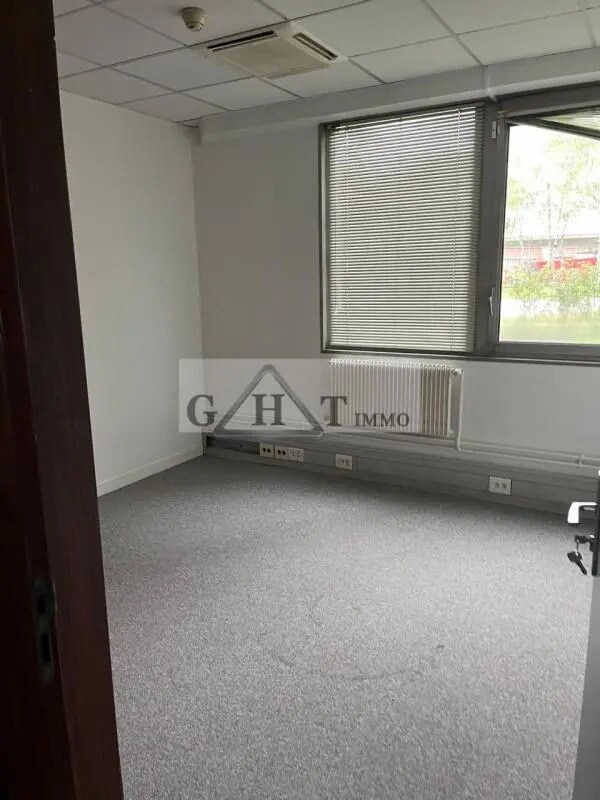Office in La Courneuve for lease Building Photo- Image 1 of 8