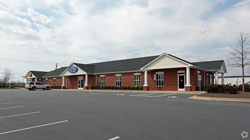 1430-1432 2nd St NE, Hickory, NC for sale - Primary Photo - Image 1 of 1