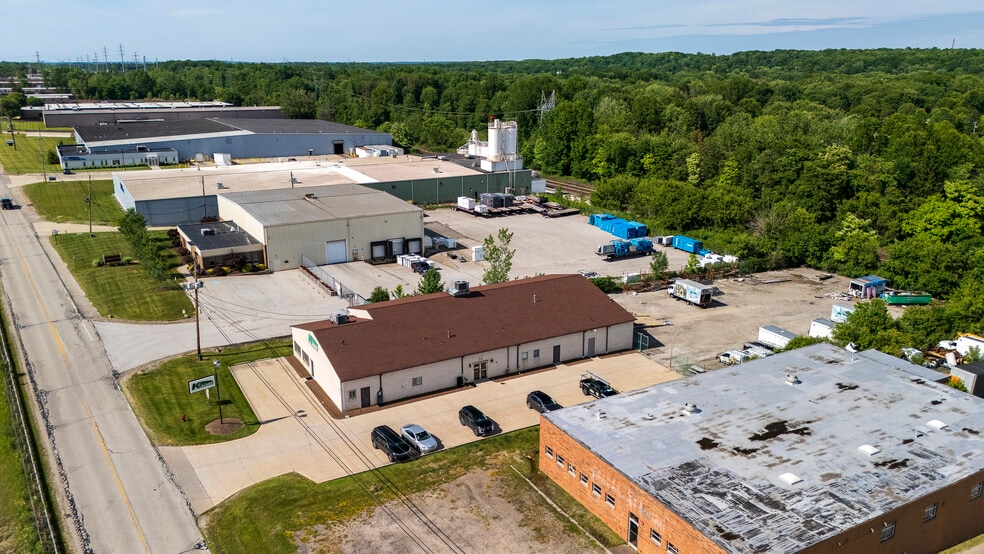 8601 Freeway Dr, Macedonia, OH à louer - Photo du bâtiment - Image 2 de 11