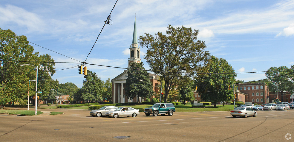 200 E Parkway N, Memphis, TN for lease - Primary Photo - Image 1 of 4