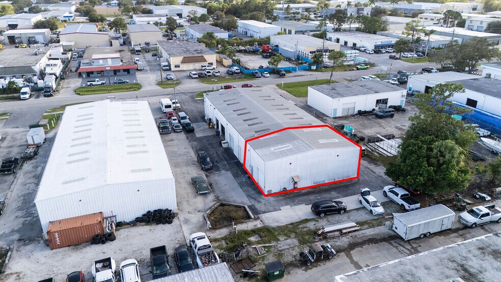 3235 SE Dominica Ter, Stuart, FL à vendre - Photo du bâtiment - Image 1 de 1