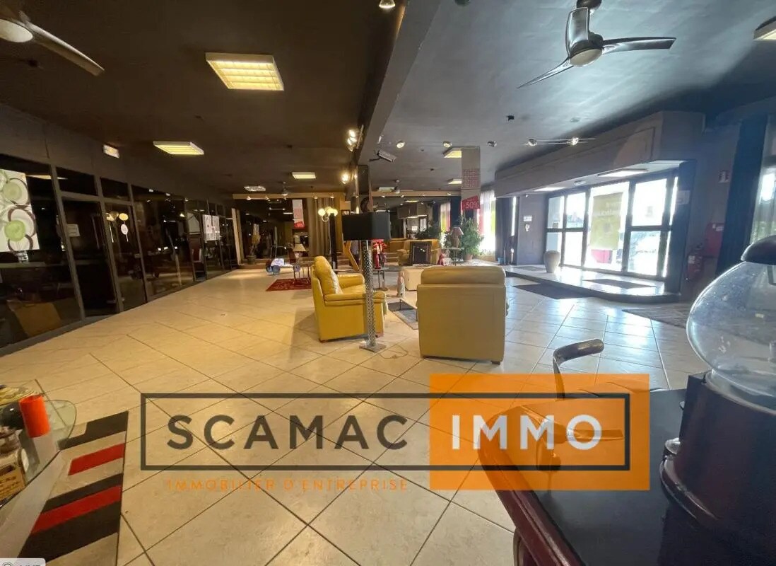 Retail in Port-de-Bouc for lease Interior Photo- Image 1 of 5