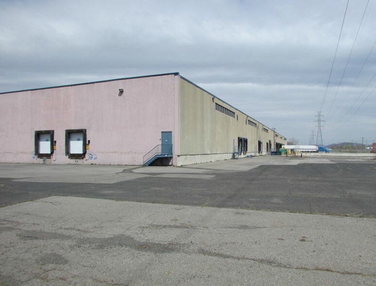 1375 Rue Newton, Boucherville, QC à louer - Photo du bâtiment - Image 3 de 19