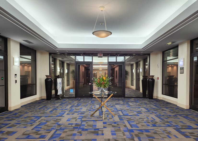 10245 Centurion Pky N, Jacksonville, FL for lease - Building Photo - Image 3 of 7