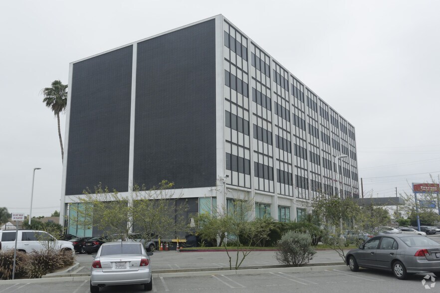 8616 La Tijera Blvd, Los Angeles, CA à louer - Photo du bâtiment - Image 3 de 11