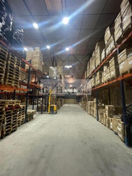 Industrial in Argenteuil for sale - Interior Photo - Image 1 of 4