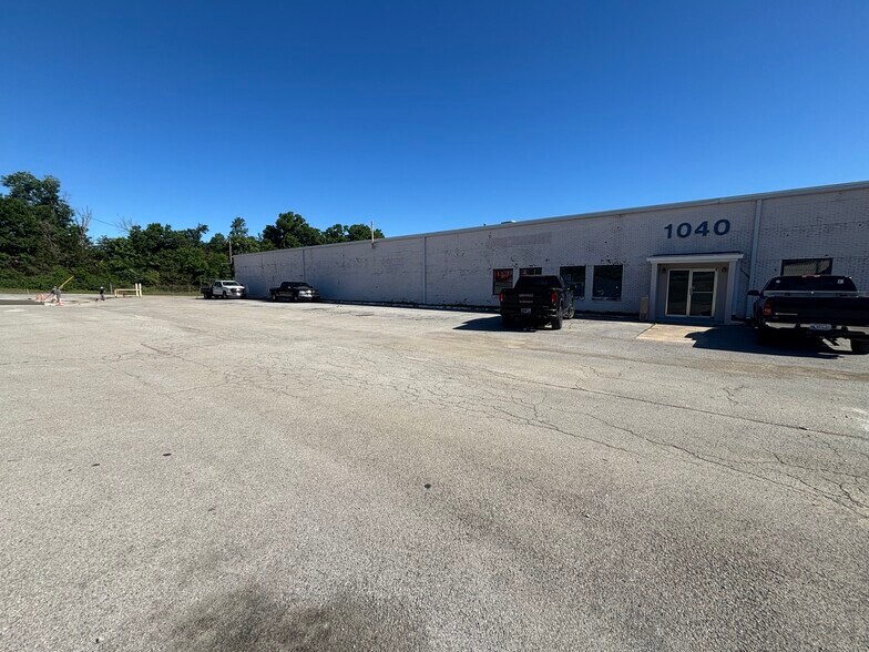1040 Higgs Rd, Lewisburg, TN à louer - Photo du bâtiment - Image 3 de 17