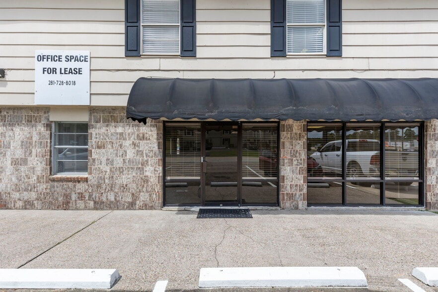 26703 and 26707 Iinterstate 45 North portfolio of 4 properties for sale on LoopNet.ca - Building Photo - Image 3 of 27