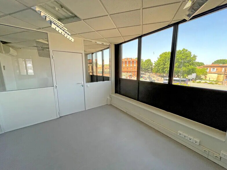 18 Place Roguet, Toulouse for lease - Interior Photo - Image 2 of 4
