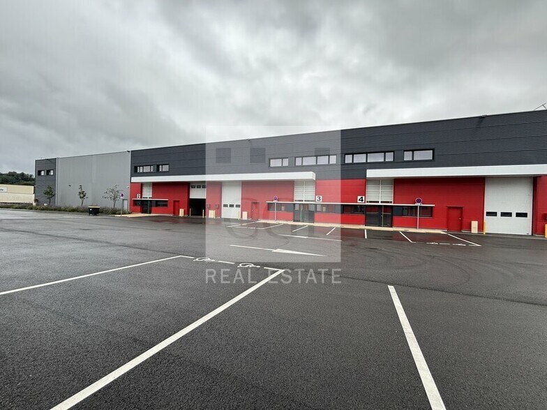 Flex dans Heyrieux à louer - Photo du bâtiment - Image 2 de 24