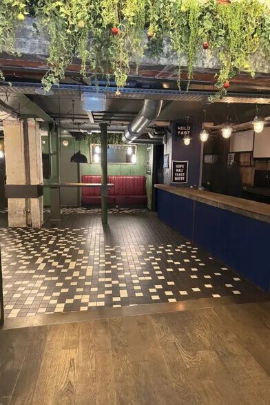 1 Place De Thorigny, Paris for lease - Interior Photo - Image 3 of 9