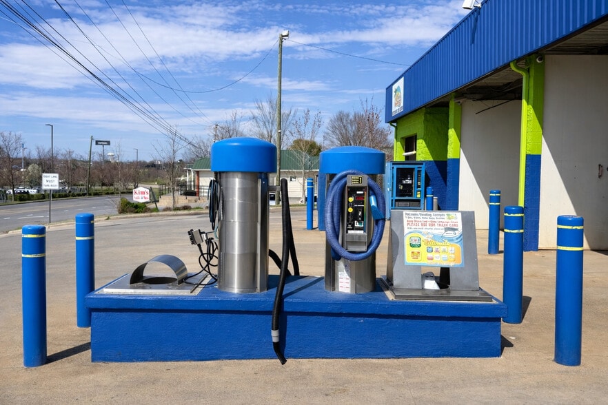 Greater Charlotte Car Wash portfolio of 3 properties for sale on LoopNet.ca - Building Photo - Image 3 of 14