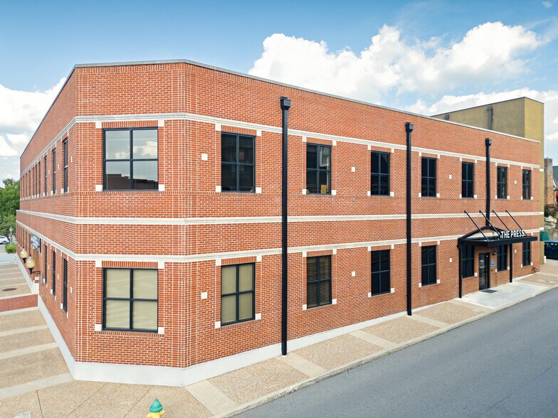 200 Commerce St, Clarksville, TN à louer - Photo du bâtiment - Image 3 de 11