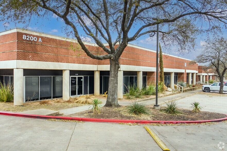 8200 Cameron Rd, Austin, TX à louer - Photo du bâtiment - Image 3 de 8