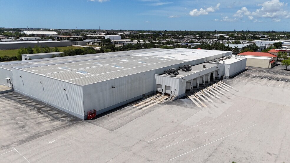 2996 Hanson St, Fort Myers, FL à louer - Photo du bâtiment - Image 3 de 10