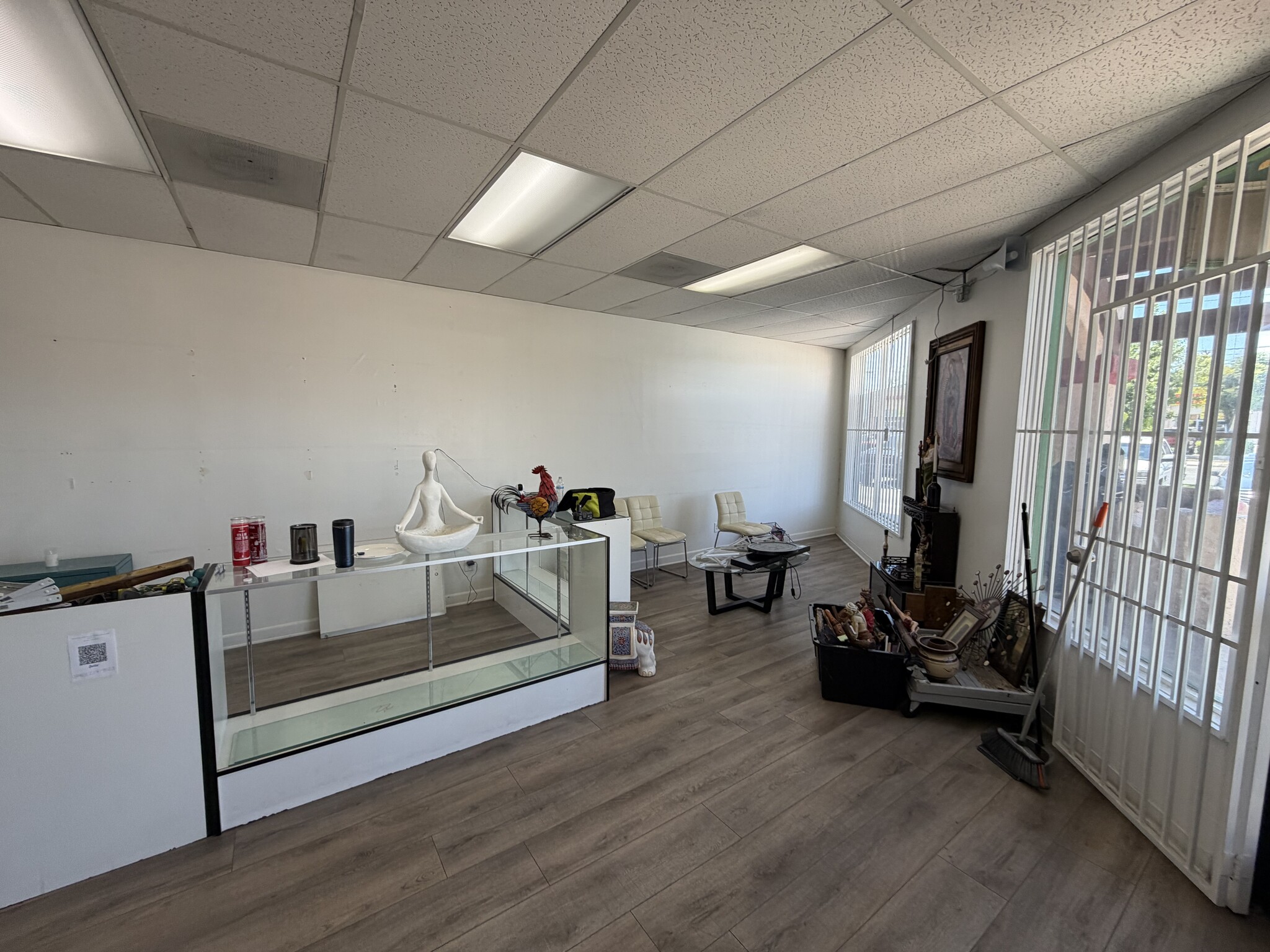 555 S Mt Vernon Ave, San Bernardino, CA for lease Interior Photo- Image 1 of 7