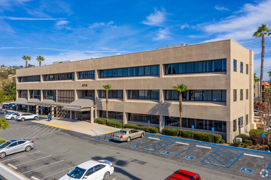 6719 Alvarado Rd, San Diego, CA à louer - Photo du bâtiment - Image 3 de 10