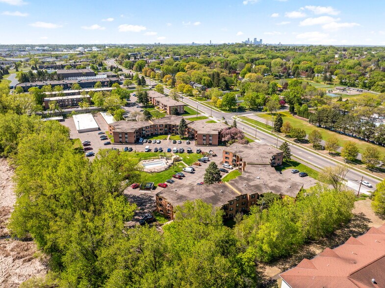 371 Old Highway 8 SW, New Brighton, MN à vendre - Photo du bâtiment - Image 3 de 19