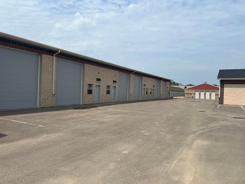 96 E 8th St, Waconia, MN à louer - Photo du bâtiment - Image 3 de 6