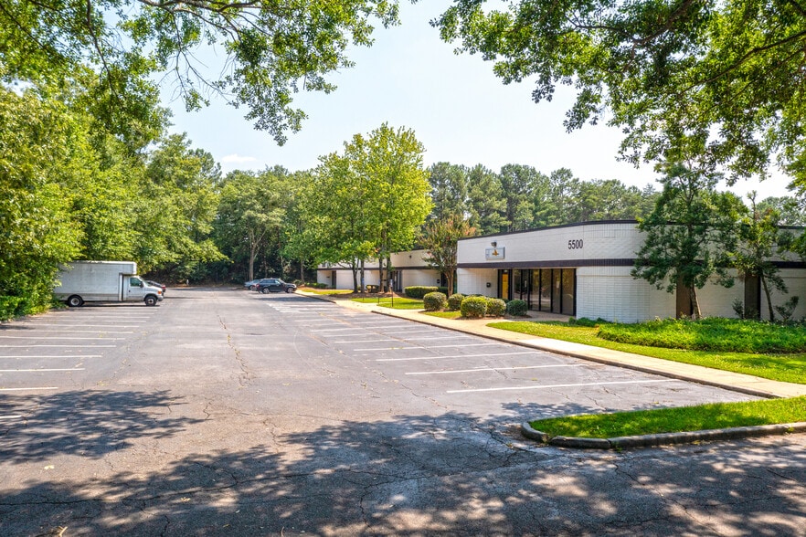 5500 Oakbrook Pky, Norcross, GA à louer - Photo du bâtiment - Image 3 de 4