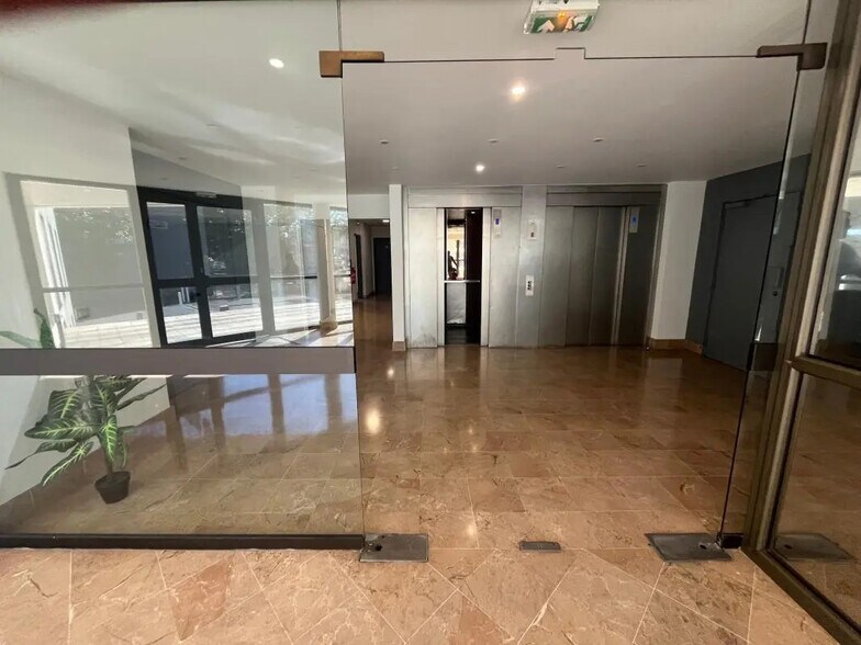 Office in Rosny-sous-Bois for lease - Building Photo - Image 2 of 5