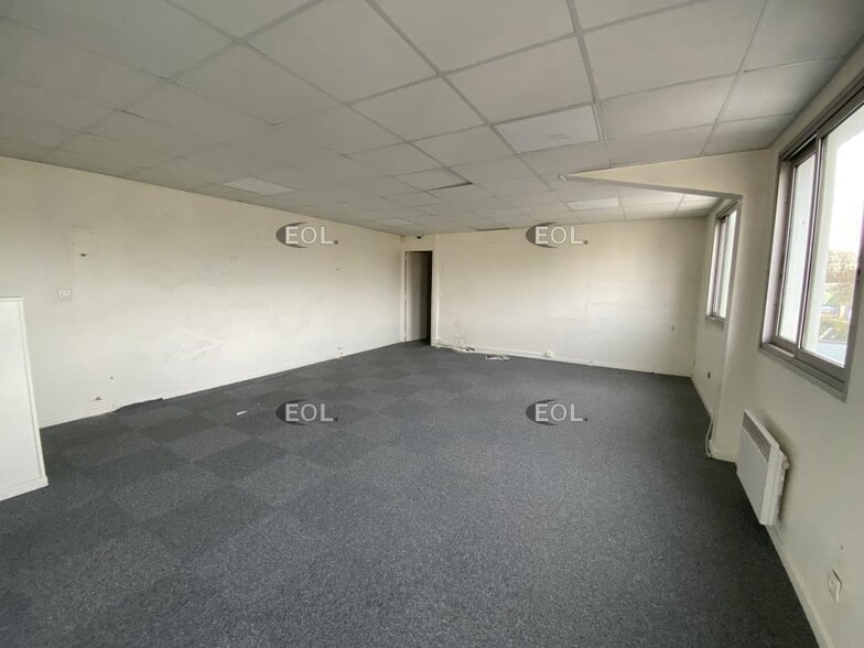 Flex in Saint-Michel-sur-Orge for lease - Interior Photo - Image 3 of 4