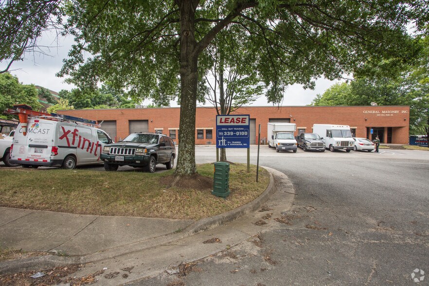 6825 Hill Park Dr, Lorton, VA à louer - Photo du bâtiment - Image 2 de 2