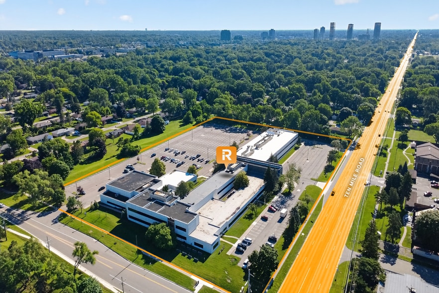 23800 W 10 Mile Rd, Southfield, MI à vendre - Photo du bâtiment - Image 2 de 10