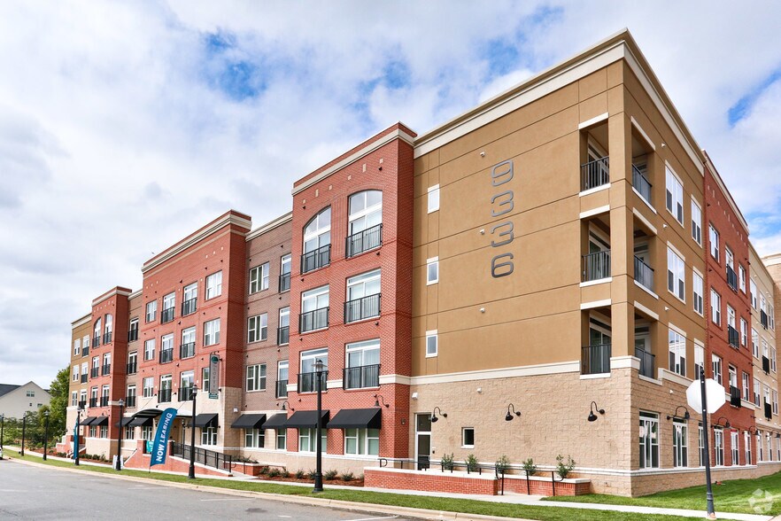 9336 Kings Parade Blvd, Charlotte, NC à louer - Photo du bâtiment - Image 3 de 43