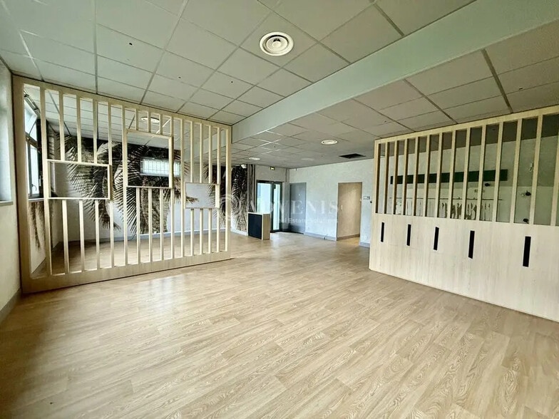 Office in Lyon for lease - Building Photo - Image 1 of 11