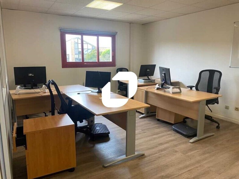 Office in Conflans-Sainte-Honorine for lease - Interior Photo - Image 2 of 14