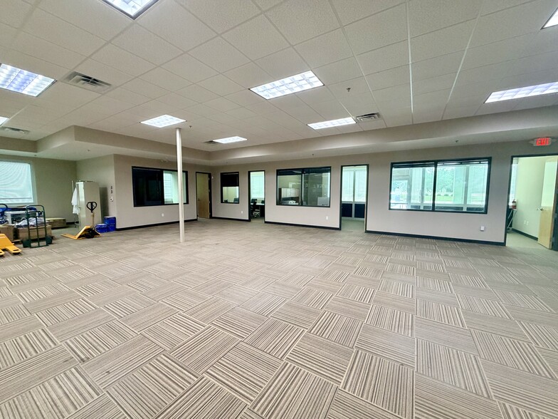 1706 E New Hope Dr, Cedar Park, TX for lease - Building Photo - Image 3 of 7