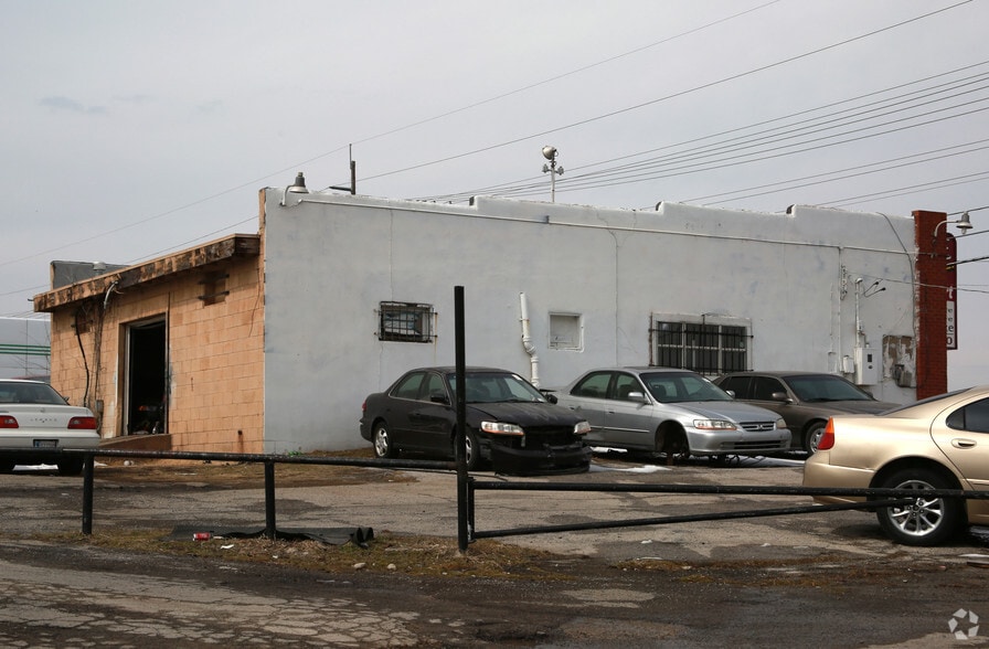 5742 E 11th St, Tulsa, OK for lease - Building Photo - Image 2 of 16