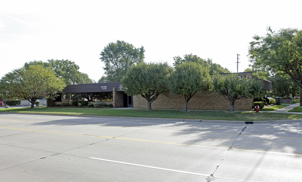 22790 Harper Ave, Saint Clair Shores, MI for lease - Primary Photo - Image 1 of 6