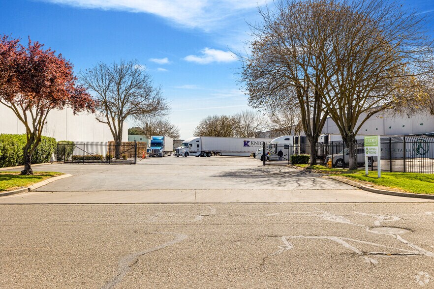 4114 S Airport Way, Stockton, CA à louer - Photo du bâtiment - Image 2 de 7