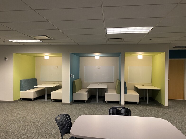 100 Domain Dr, Exeter, NH à louer - Photo intérieure - Image 2 de 7