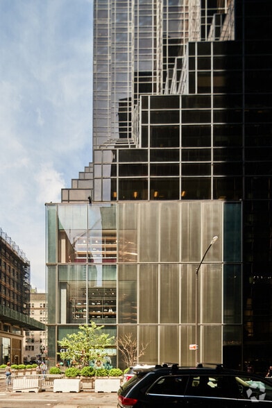 725 Fifth Ave, New York, NY à louer - Photo du bâtiment - Image 3 de 6
