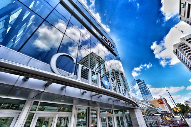 Plus de détails pour 355 Wellington St, London, ON - Bureau, Commerce de détail à louer