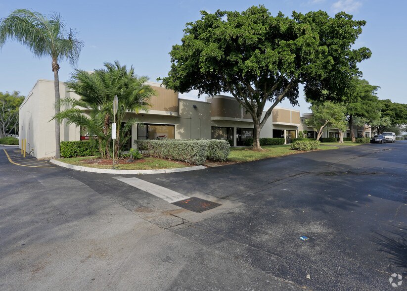 205-279 Goolsby Blvd, Deerfield Beach, FL for lease - Building Photo - Image 3 of 41