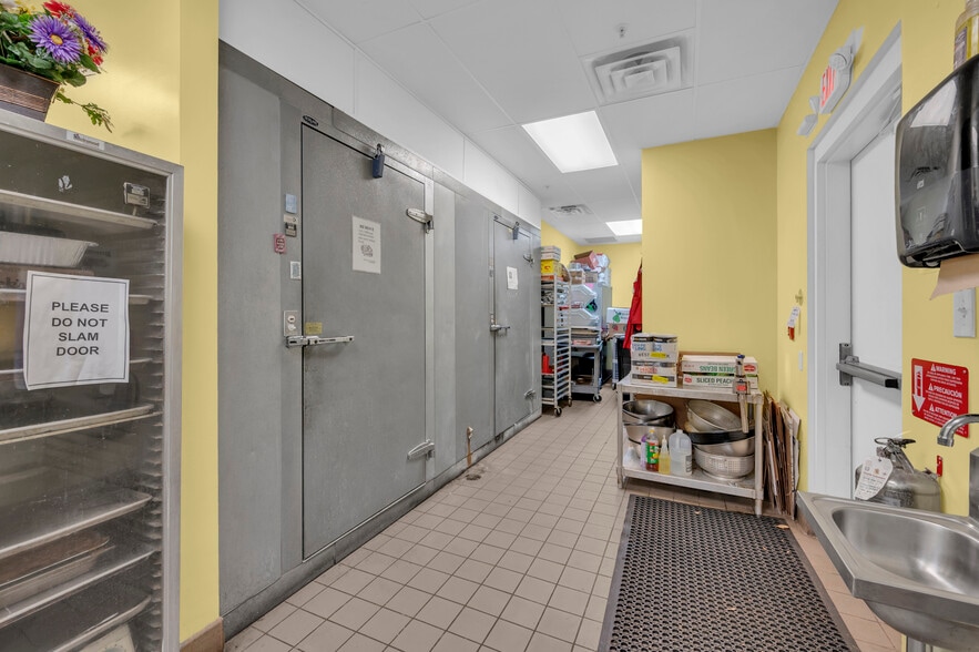 690 Northland Blvd, Cincinnati, OH à vendre - Photo du bâtiment - Image 3 de 21