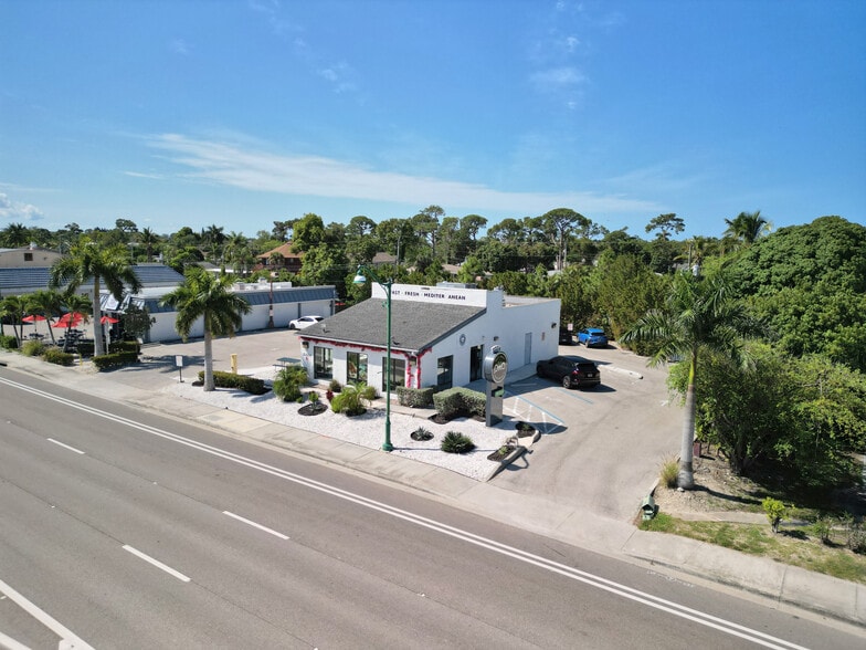 2224 Tamiami Trl E, Naples, FL à louer - Photo du bâtiment - Image 3 de 3